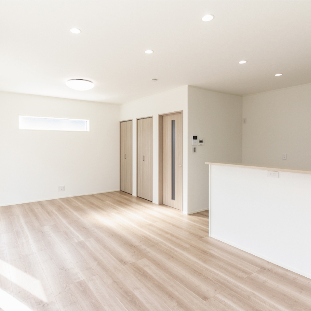 陽光に包まれる明るく暖かな家